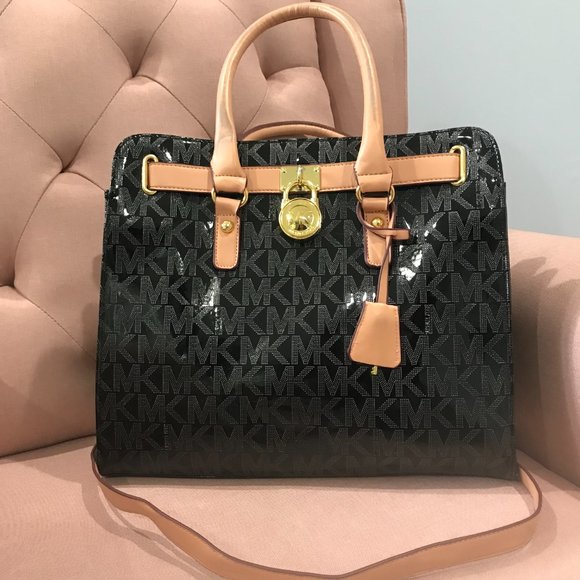 Handbags - Shoulder bag with gold hardware